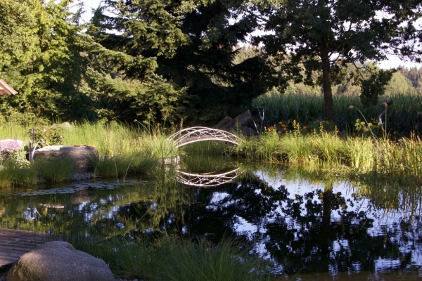 Remo Leghissa, Skulpturenpark - Brücke über Teich